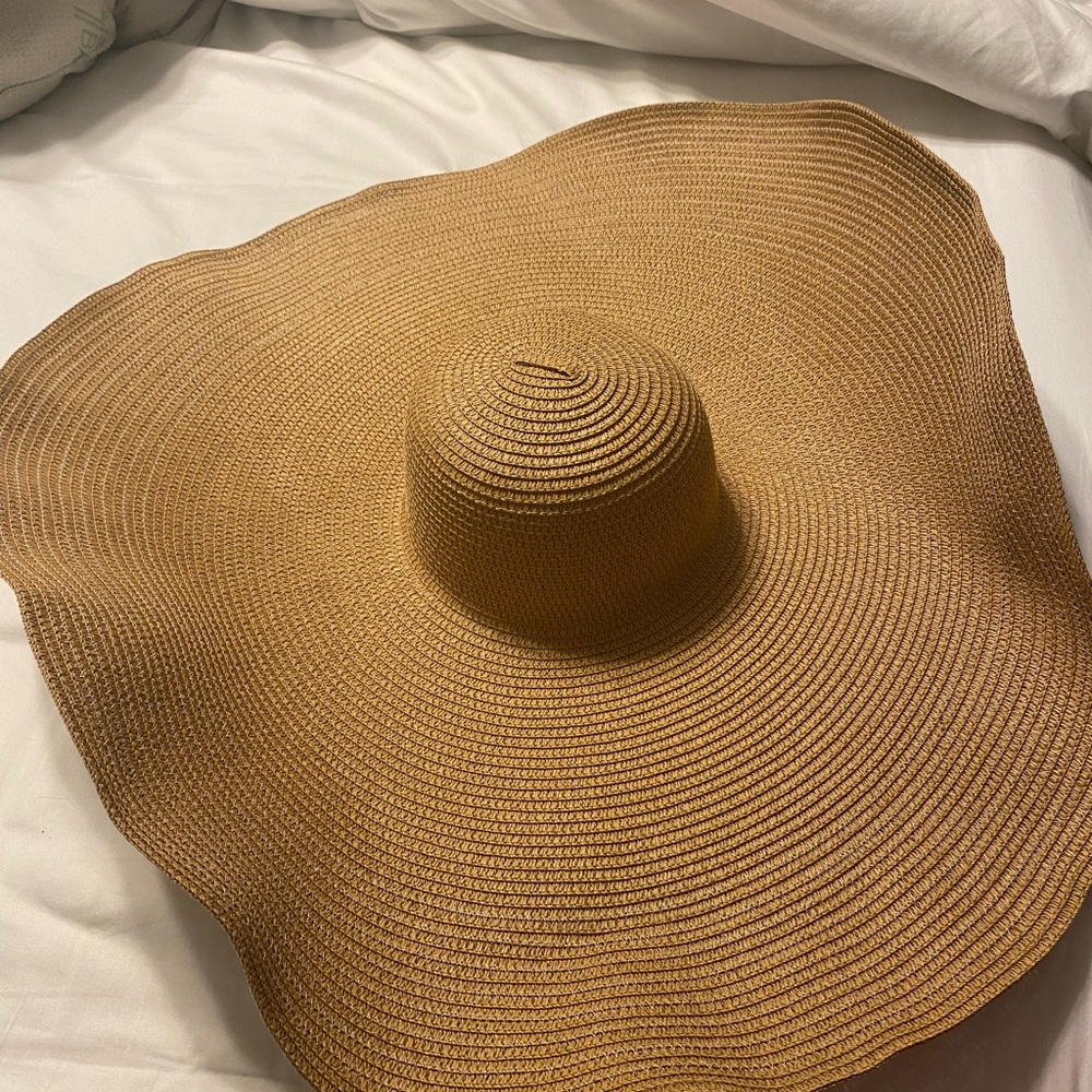Women’s Forever 21 large floppy hat. Size S/M.